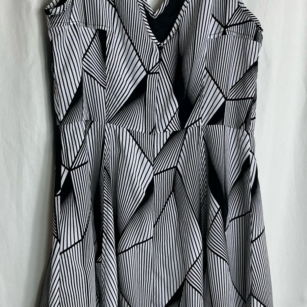 Geometric Pattern, Pockets, Mesh Insert, V-Neck, … - image 4